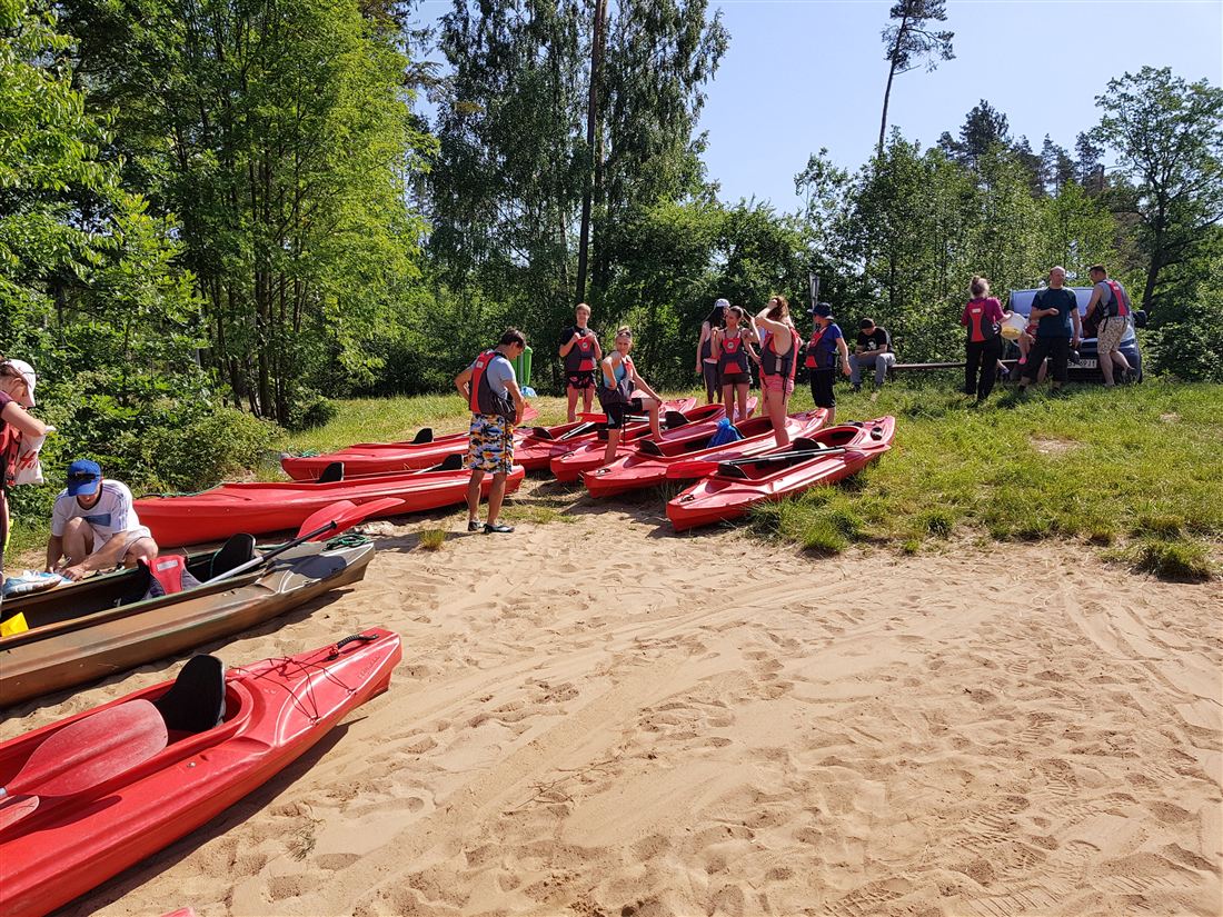 Komplet kajaków Sprinter z wiosłami i kamizelkami przygotowany do spływu